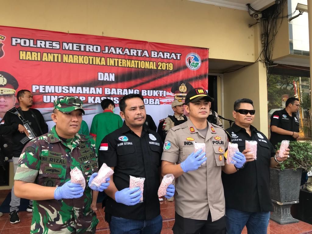 Polisi Gagalkan Peredaran 19 Ribu Butir Ekstasi Jenis Baru Polisi Gagalkan Peredaran 19 Ribu Butir Ekstasi Jenis Baru