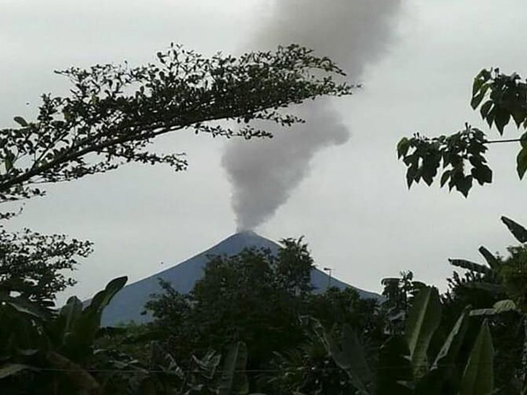 Gunung Api Ulawun di Papua Nugini Muntahkan Abu, Picu Peringatan Erupsi Gunung Api Ulawun di Papua Nugini Muntahkan Abu, Picu Peringatan Erupsi