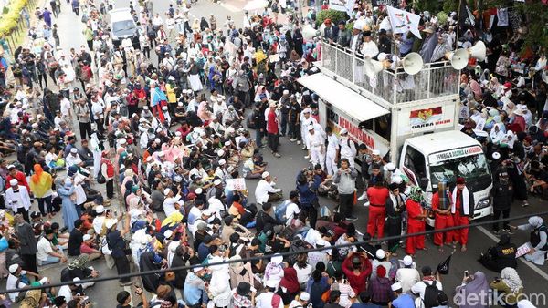 Begini Suasana Aksi Massa Kawal MK di Patung Kuda
