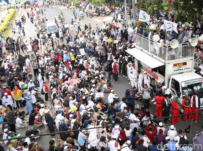 Begini Suasana Aksi Massa Kawal MK di Patung Kuda