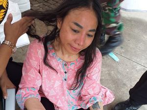 Polisi Fasilitasi Wanita Bertato yang Diamankan Dekat MK untuk Dirawat di RS Polisi Fasilitasi Wanita Bertato yang Diamankan Dekat MK untuk Dirawat di RS