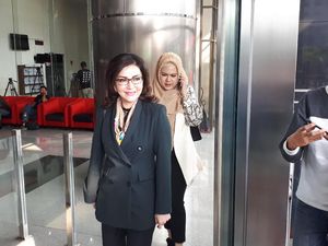 Bupati Minahasa Selatan Tebar Senyum Usai Diperiksa KPK Terkait Kasus Bowo Sidik Bupati Minahasa Selatan Tebar Senyum Usai Diperiksa KPK Terkait Kasus Bowo Sidik