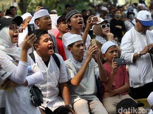 Peserta Aksi Anak-anak juga Ikut Demo Kawal Sidang MK
