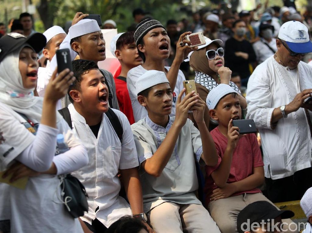 Peserta Aksi Anak-anak juga Ikut Demo Kawal Sidang MK Peserta Aksi Anak-anak juga Ikut Demo Kawal Sidang MK