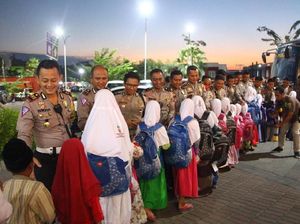 Gembiranya 73 Anak Yatim di Gresik, Diajak Nobar dan Belanja oleh Polisi