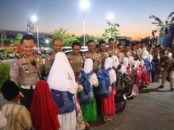 Gembiranya 73 Anak Yatim di Gresik, Diajak Nobar dan Belanja oleh Polisi