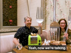 Wow! Di Restoran Ini Bisa Makan Steak dengan Garpu Super Besar