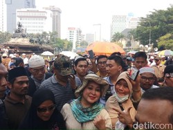 Titiek Soeharto Temui Massa Aksi Kawal MK