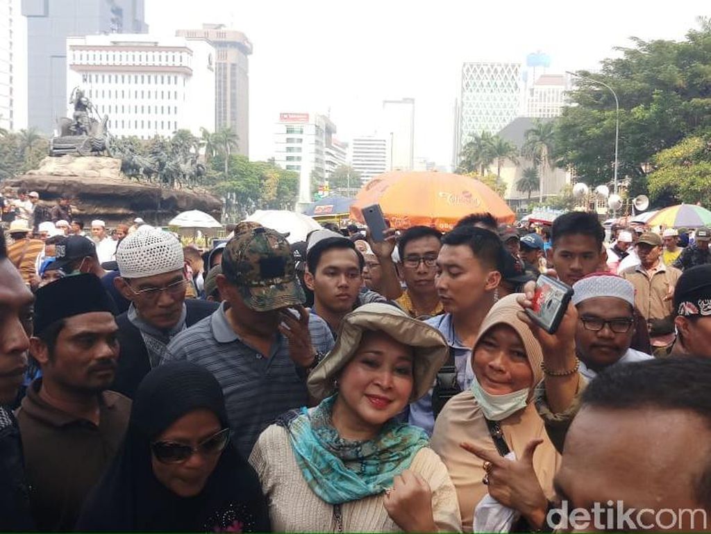 Titiek Soeharto Temui Massa Aksi Kawal MK Titiek Soeharto Temui Massa Aksi Kawal MK