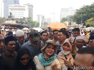 Titiek Soeharto Temui Massa Aksi Kawal MK Titiek Soeharto Temui Massa Aksi Kawal MK