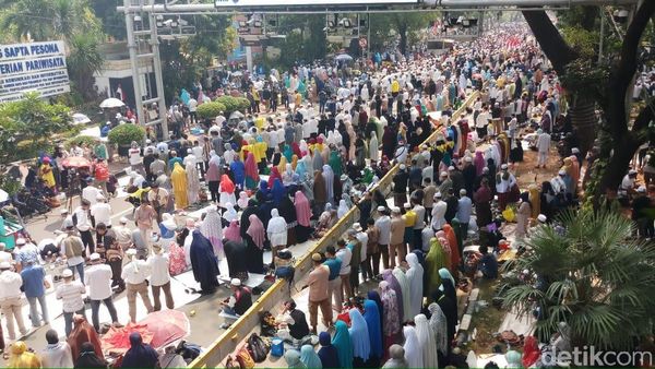 Potret Massa Aksi Kawal MK Salat Hingga ke JPO