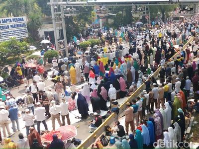 Potret Massa Aksi Kawal MK Salat Hingga ke JPO