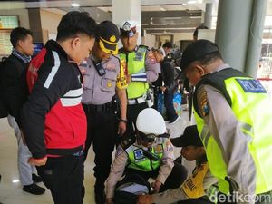 Stasiun Gubeng Dirazia Cegah Massa Bergabung di Demo Sengketa Pilpres Stasiun Gubeng Dirazia Cegah Massa Bergabung di Demo Sengketa Pilpres