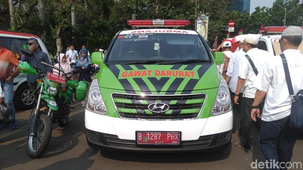 Ambulans Dinas Kesehatan DKI Jakarta membawa peserta aksi MK yang mengeluh sakit perut. (Foto ilustrasi: Arief Ikhsanudin/detikcom)