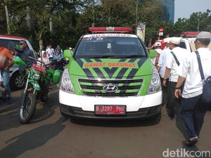 Mengaku Sakit Perut, Peserta Aksi Kawal MK Dilarikan ke RS Mengaku Sakit Perut, Peserta Aksi Kawal MK Dilarikan ke RS