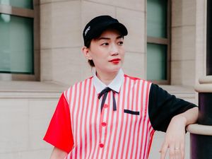 Modisnya Seragam Baru Staf KFC Singapura, Dirancang Desainer Ternama Modisnya Seragam Baru Staf KFC Singapura, Dirancang Desainer Ternama