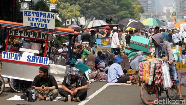 Laris Manis Dagangan PKL oleh Peserta Aksi Kawal MK