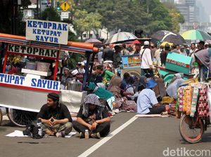 Laris Manis Dagangan PKL oleh Peserta Aksi Kawal MK Laris Manis Dagangan PKL oleh Peserta Aksi Kawal MK