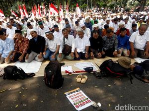 Massa Aksi Gelar Salat Zuhur Berjemaah di Depan MK Massa Aksi Gelar Salat Zuhur Berjemaah di Depan MK