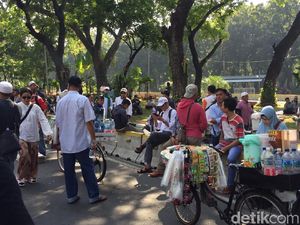 Cerita Pedagang Dapat Rezeki Nomplok di Aksi Kawal Sidang MK