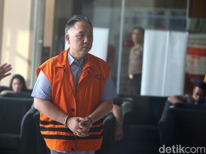 Tangan Diborgol, Penyuap Eks Bupati Lampung Tengah Diperiksa KPK Tangan Diborgol, Penyuap Eks Bupati Lampung Tengah Diperiksa KPK