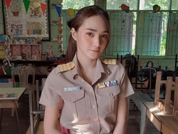 Viral Cara Unik Guru TK Beri Salam ke Murid, Netizen Salfok Wajah Cantiknya