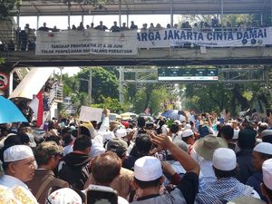 Peserta Aksi yang Pingsan di MK Alami Sakit Maag, Bukan Keracunan Peserta Aksi yang Pingsan di MK Alami Sakit Maag, Bukan Keracunan