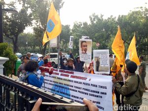 Massa PMII Anti-reklamasi Bakar Ban Lagi, Sempat Masuk Pagar Balai Kota Massa PMII Anti-reklamasi Bakar Ban Lagi, Sempat Masuk Pagar Balai Kota