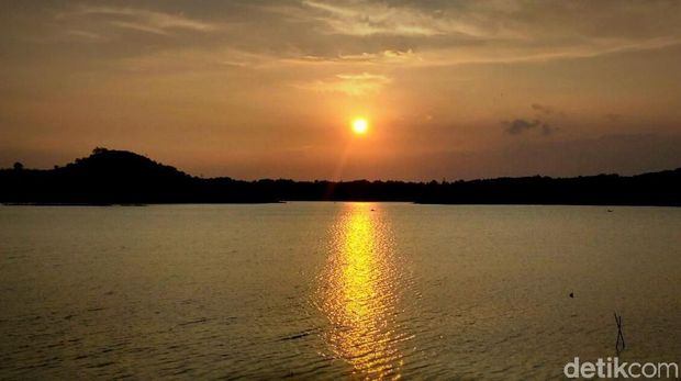 Senja di Waduk Setupatok Cirebon