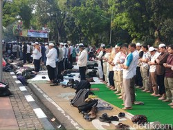 Massa Aksi Kawal Sidang MK Gelar Salat Asar Berjemaah