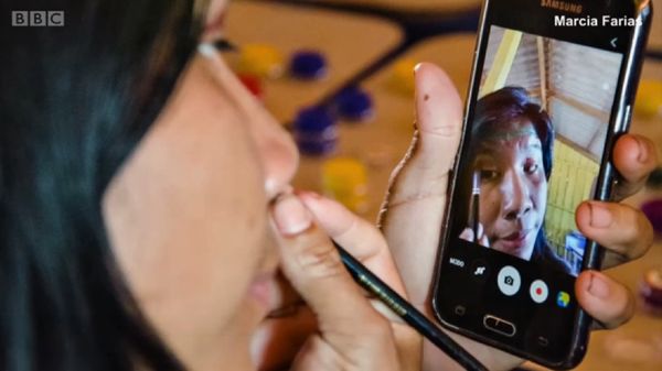 Foto: Suku Terpencil Amazon yang Kecanduan Ponsel