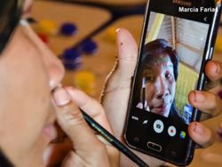 Foto: Suku Terpencil Amazon yang Kecanduan Ponsel