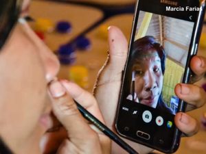 Foto: Suku Terpencil Amazon yang Kecanduan Ponsel