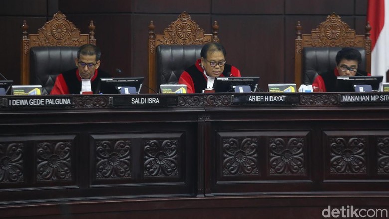 Canda Hakim Arief Hidayat ke Anggota Bawaslu: Fritz Lebih Galak dari Kopassus