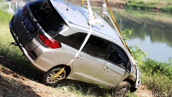 Aduh! Honda Mobilio Nyemplung ke Sungai