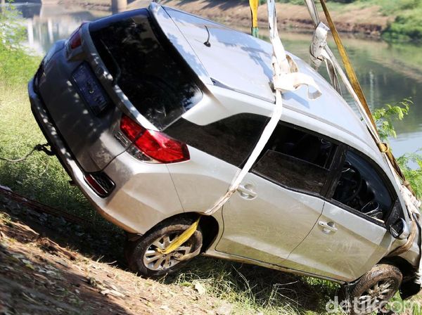 Aduh! Honda Mobilio Nyemplung ke Sungai