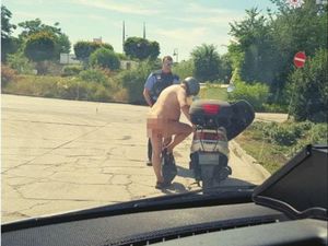 Kegerahan, Pemotor Tanpa Busana Ditegur Polisi