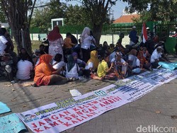 Tuntut Tambahan Pagu, Puluhan Wali Murid Kembali Geruduk Dispendik Surabaya