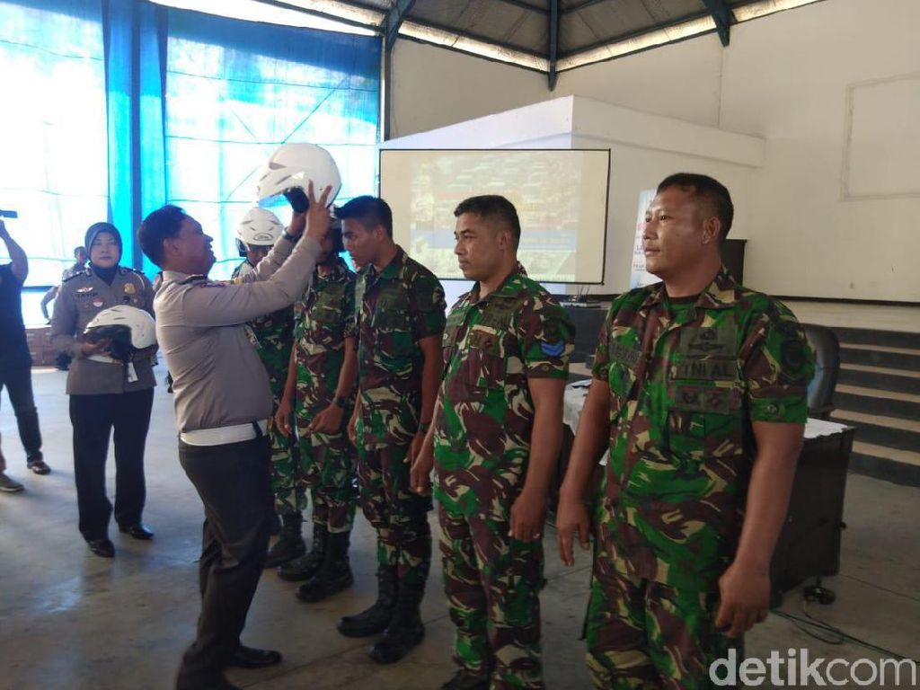 Polisi Sosialisasi Keselamatan Berkendara di Markas Marinir Polisi Sosialisasi Keselamatan Berkendara di Markas Marinir