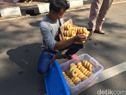 Baru 1 Jam, Dagangan Penjual Donat di Aksi Sidang MK Ludes
