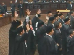 Gugatan Prabowo Ditolak MK, Tim Hukum Jokowi Semringah Rayakan Kemenangan