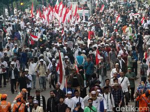 Massa Aksi Kawal MK Mulai Tinggalkan Patung Kuda Massa Aksi Kawal MK Mulai Tinggalkan Patung Kuda