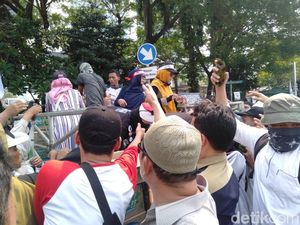 Ada Bagi-bagi Makanan di Aksi Massa Kawal Sidang MK Ada Bagi-bagi Makanan di Aksi Massa Kawal Sidang MK