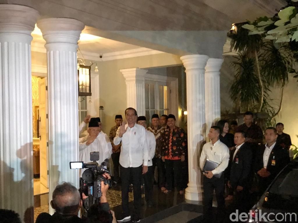 Jokowi Sambangi Maruf Amin di Tengah Pembacaan Putusan MK Jokowi Sambangi Maruf Amin di Tengah Pembacaan Putusan MK