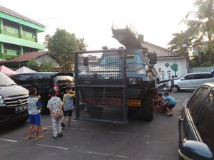 Barracuda Siaga di Depan Asrama Brimob Petamburan Jelang Putusan MK Barracuda Siaga di Depan Asrama Brimob Petamburan Jelang Putusan MK
