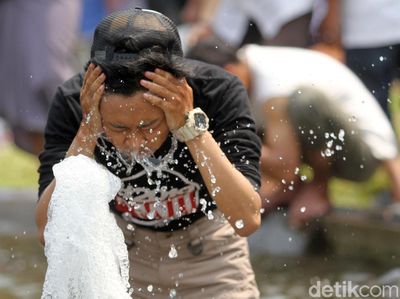 Air Mancur Patung Kuda Jadi Tempat Wudhu Massa Aksi MK