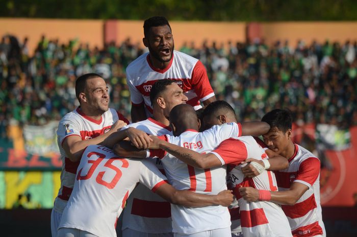 MADURA UNITED MELAJU KE BABAK SEMI FINAL PIALA INDONESIA Pesepak bola Madura United (MU) melakukan selebrasi usai mencetak gol ke gawang Persebaya dalam laga perempat final Piala Indonesia leg ke-2 di Stadion Gelora Madura Ratu Pamelingan (SGMRP) Pamekasan, Jawa Timur, Kamis (27/6/2019). MU melaju ke babak semi final setelah mengalahkan Persebaya dengan skor 2-1. ANTARA FOTO/Saiful Bahri/wsj.