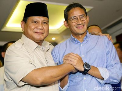 Semringah Banget! Prabowo-Sandiaga Kompak Salam Komando
