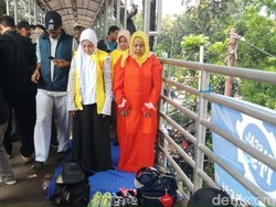 Video Massa Aksi Kawal MK Salat di Jalan hingga JPO