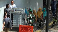 Jalan Veteran Ditutup, Warga Berjalan Kaki Menuju Kantor